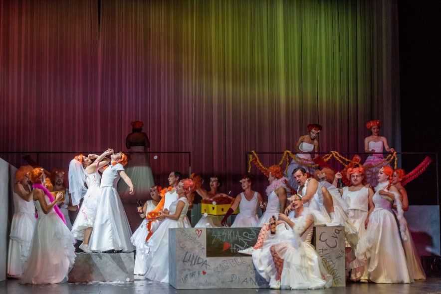 Deutsche Nationaltheater Weimar / Don Giovanni - hier : Frauen umgarnen Don Giovanni © Candy Welz