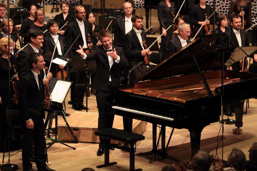 Elbphilharmonie / NDR Elbphilharmonie Orchester zur Saisoneröffnung im Vordergrund links Bertrand Chamayou, Klavier; mittig Krzysztof Urbanski Dirigent © Patrik Klein