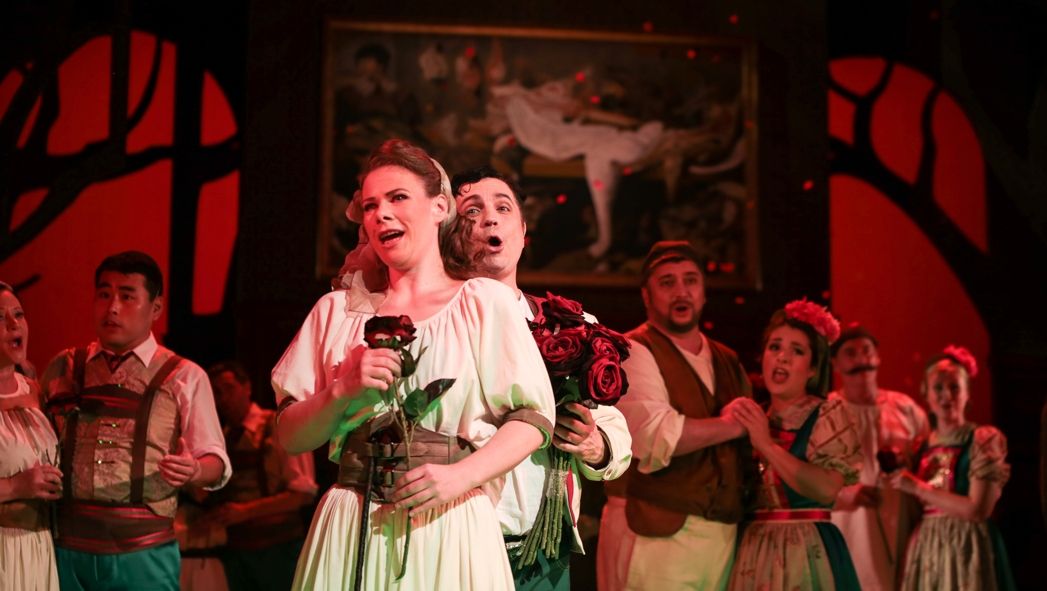 Theater und ;Philharmonie Thüringen / DER VOGELHÄNDLER - Schenkt man sich Rosen in Tirol Anne Preuß (Kurfürstin) und János Ocsovai (Adam) Damen und Herren des Opernchors © Ronny Ristok