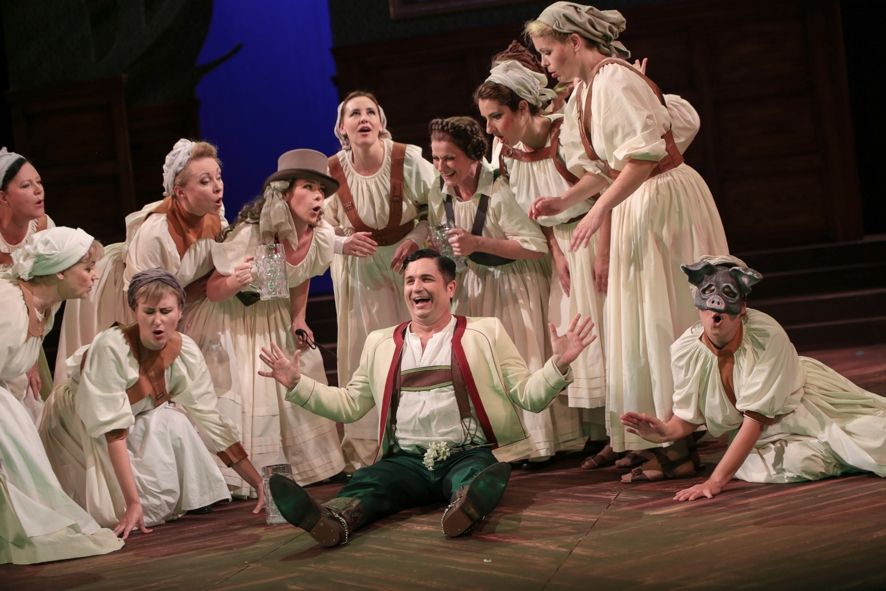 Theater und ;Philharmonie Thüringen / DER VOGELHÄNDLER - János Ocsovai (Adam) mit Anne Preuß (Kurfürstin) - mit Hut und Adelheid Brandstetter (Adelaide) - hinter ihm mit Glas in der Hand und Damen des Opernchors  © Ronny Ristok