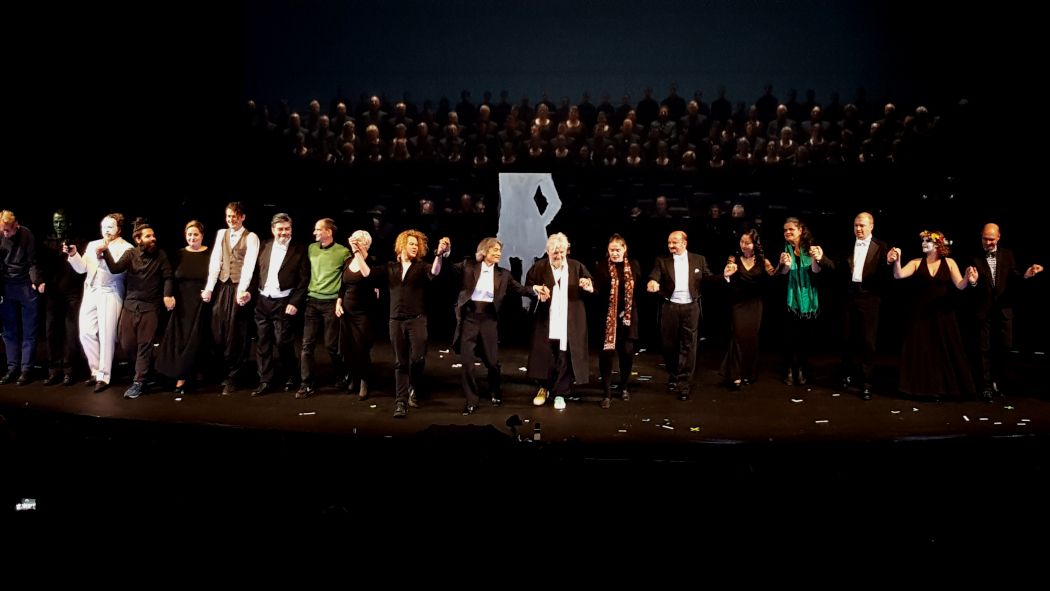 Staatsoper Hamburg / Szenen aus Goethes Faust - hier : Ensemble und Solisten zum Schlussapplaus © Patrik Klein