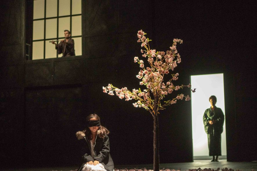 Theater Muenster / Madama Butterfly - hier : Cio-Cio-San erlebt den Selbstmord ihres Vaters © Oliver Berg