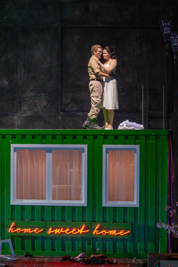 Theater Muenster / Madama Butterfly - hier : Braut und Container hat Pinkerton gekauft (Kristi Anna Isene, Garrie Davislim) © Oliver Berg