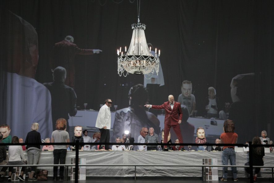 Theater Bremen / Fidelio - hier - Christian-Andreas Engelhardt, Claudio Otelli, Tischgesellschaft © Jörg Landsberg