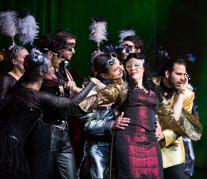 Theater Rudolstadt / Die Fledermaus - vorne v. li. Thomas Kohl (Frank), Zinzi Frohwein (Rosalinde), Manos Kia (Dr. Falke), dahinter Ballett TN LOS! © András Dobi