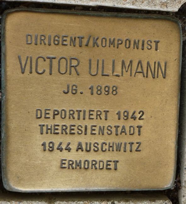 Viktor Ullmann Stolperstein vor der Staatsoper Hamburg © IOCO
