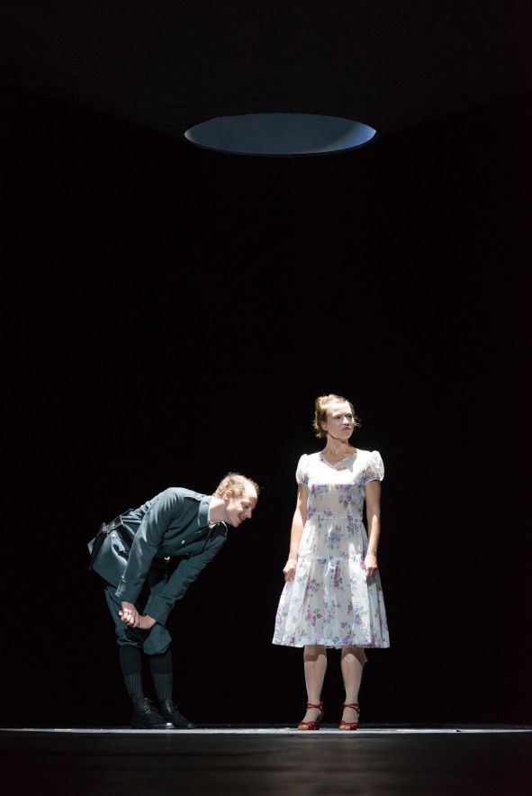 Burgtheater Wien / Glaube Liebe Hoffnung - hier : Merlin Sandmeyer als Schupo, Andrea Wenzl (Elisabeth) © Reinhard Werner / Burgtheater