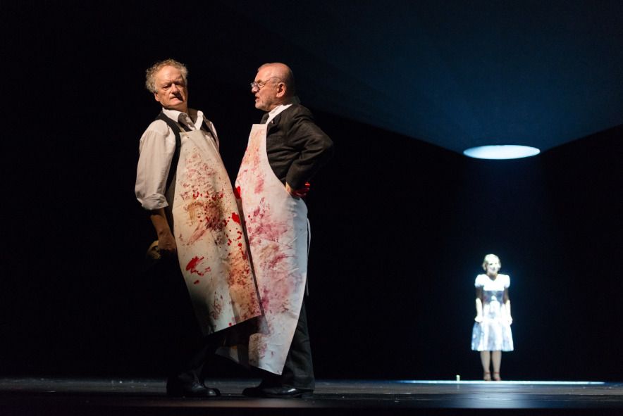 Burgtheater Wien / Glaube Liebe Hoffnung - hier : Falk Rockstroh (Präparator), Branko Samarovski (Oberpräparator), Andrea Wenzl (Elisabeth) © Reinhard Werner / Burgtheater