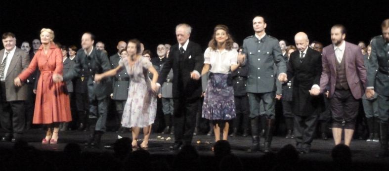 Burgtheater Wien / Zum Premierenbeifall das Ensemble von Glaube Liebe Hoffnung © IOCO