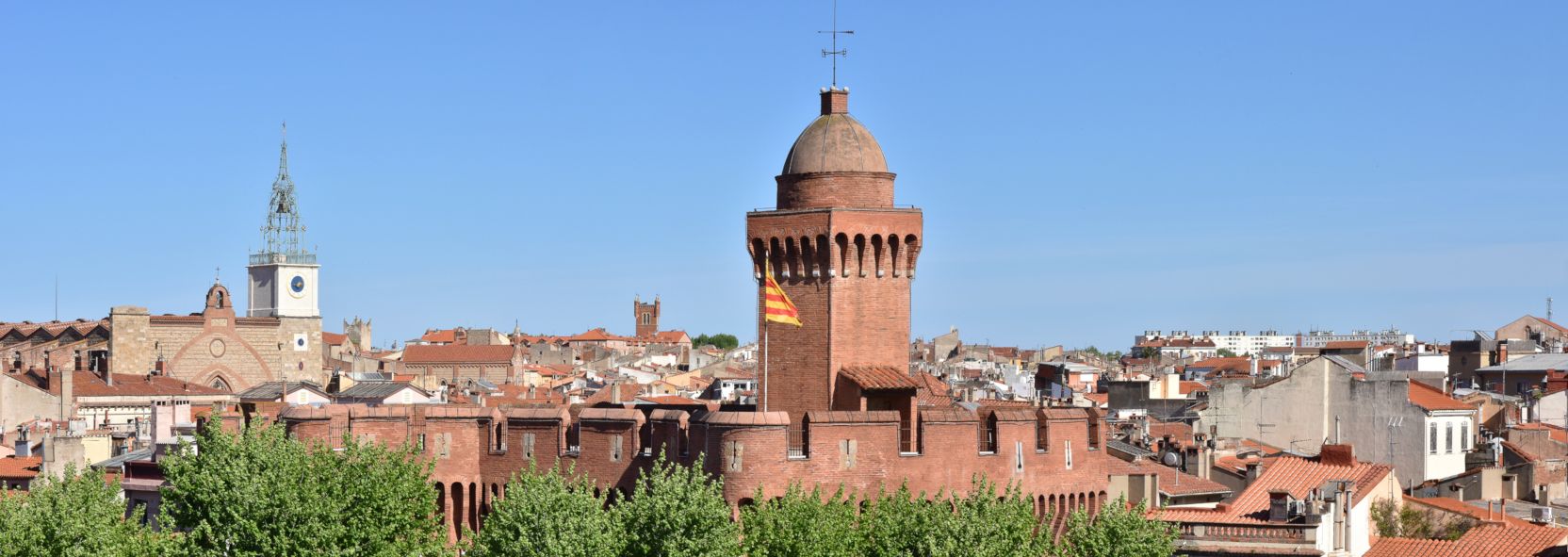  Perpignan mit Blick auf die Cathedrale Saint-Jean Baptiste (links) und Le Castillet (Mitte) © Ville de Perpignan