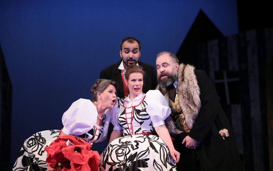 Theater und Philharmonie Thüringen  / Die verkaufte Braut -Anne Preuß (Marie) - Mitte Alejandro Larraga Schleske (Kruschina) oben Béela Müller (Ludmila, seine Frau) und Ulrich Burdack (Kecal, Heiratsvermittler) - rechts © Ronny Ristok