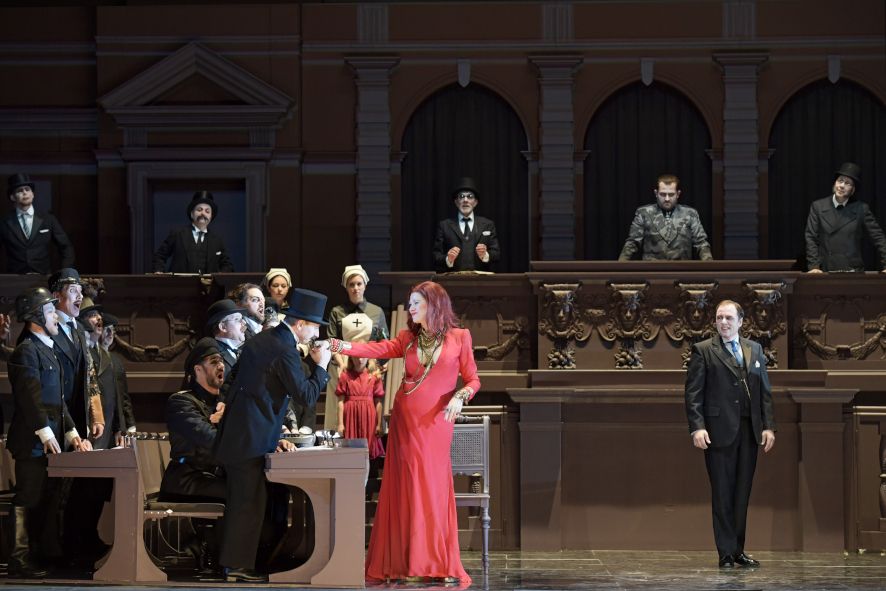 Oper Frankfurt / Oedipus Rex - hier : Tanja Ariane Baumgartner als Jokaste; im roten Kleid), Peter Marsh als Oedipus; hinten Gary Griffiths als Kreon © Barbara Aumueller