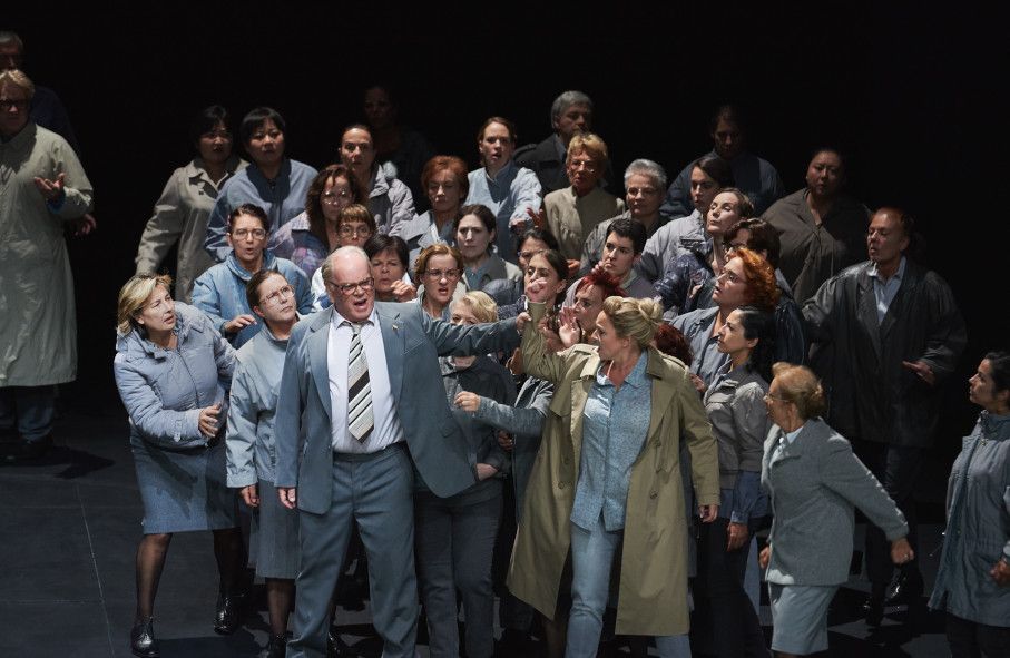 Staatsoper Stuttgart / Lohengrin - hier : Martin Gantner als Friedrich von Telramund, Simone Schneider als Elsa von Brabant, Staatsopernchor © Matthias Baus