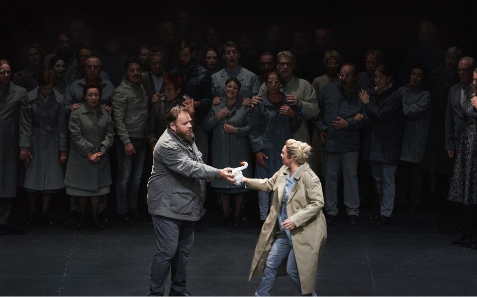 Staatsoper Stuttgart / Lohengrin - hier : Michael König als Lohengrin, Simone Schneider als Elsa von Brabant, Staatsopernchor © Matthias Baus