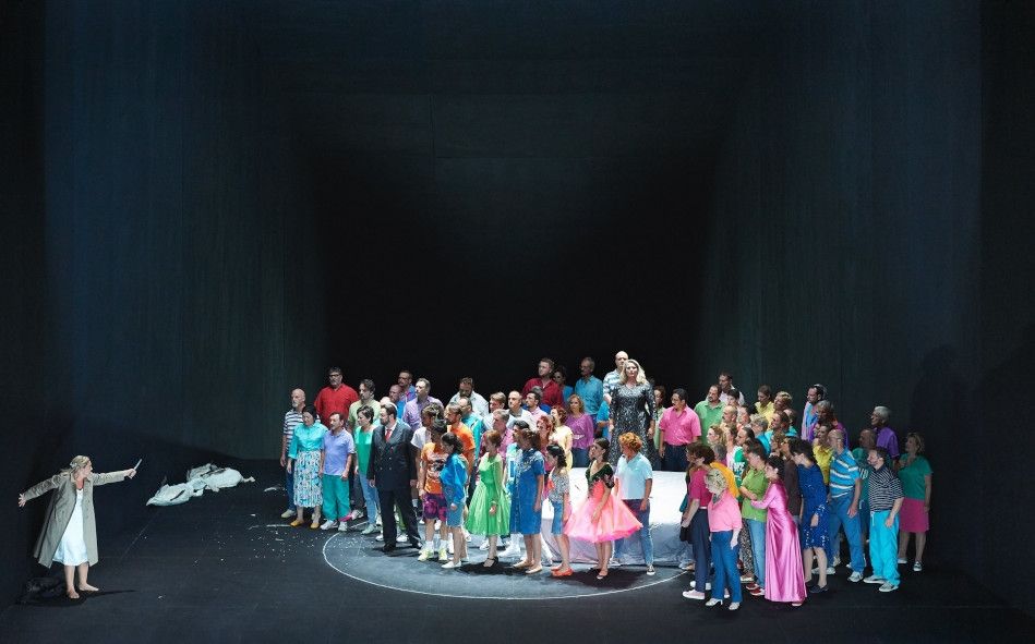 Staatsoper Stuttgart / Lohengrin - hier : Simone Schneider als Elsa von Brabant, Goran Juric als Heinrich der Vogler, Okka von der Damerau als Ortrud, Staatsopernchor © Matthias Baus