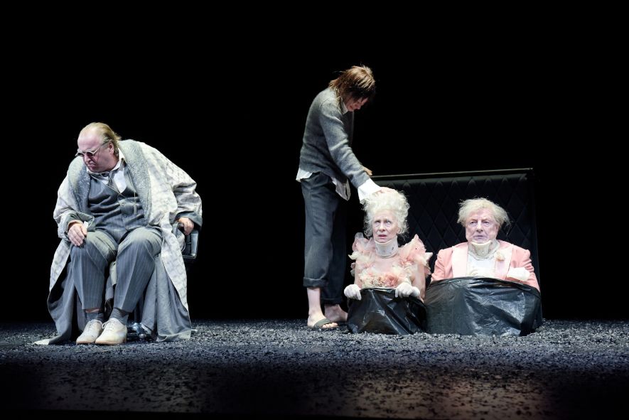 Residenztheater München / ENDSPIEL von Samuel Beckett -  hier : Oliver Nägele (Hamm), Franz Pätzold (Clov), Ulrike Willenbacher (Nell), Manfred Zapatka (Nagg) © Thomas Aurin