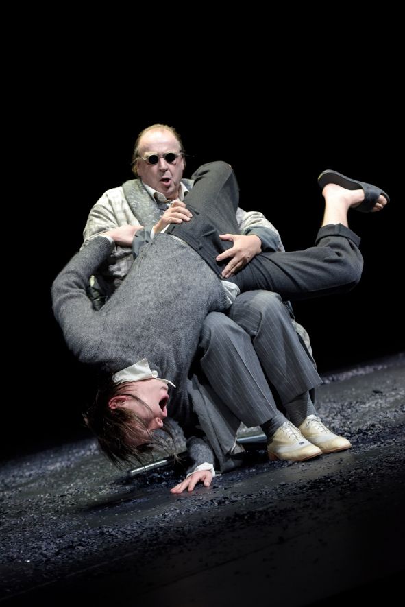  Residenztheater München / ENDSPIEL von Samuel Beckett - hier : Oliver Nägele (Hamm), Franz Pätzold (Clov) © Thomas Aurin