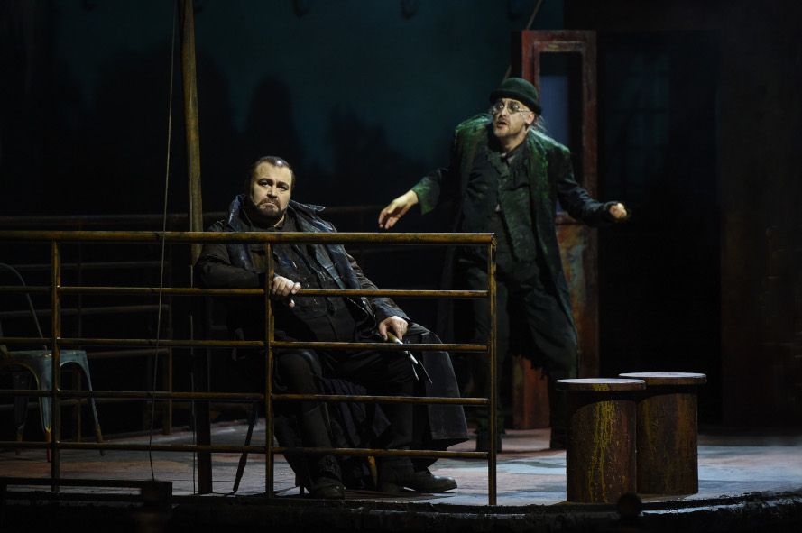 Deutsche Oper am Rhein / Götterdämmerung - hier : Hagen (Hans-Peter König), Alberich (Michael Kraus) © Hans Joerg Michel