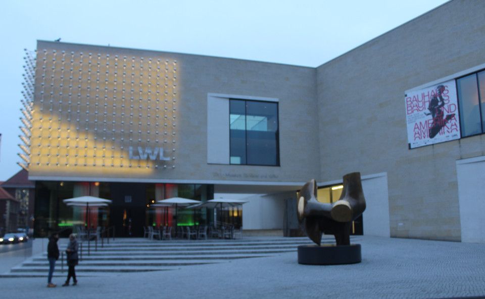  Landesmuseum Münster mit Lichtplastik von Otto Piene. © Hanns Butterhof