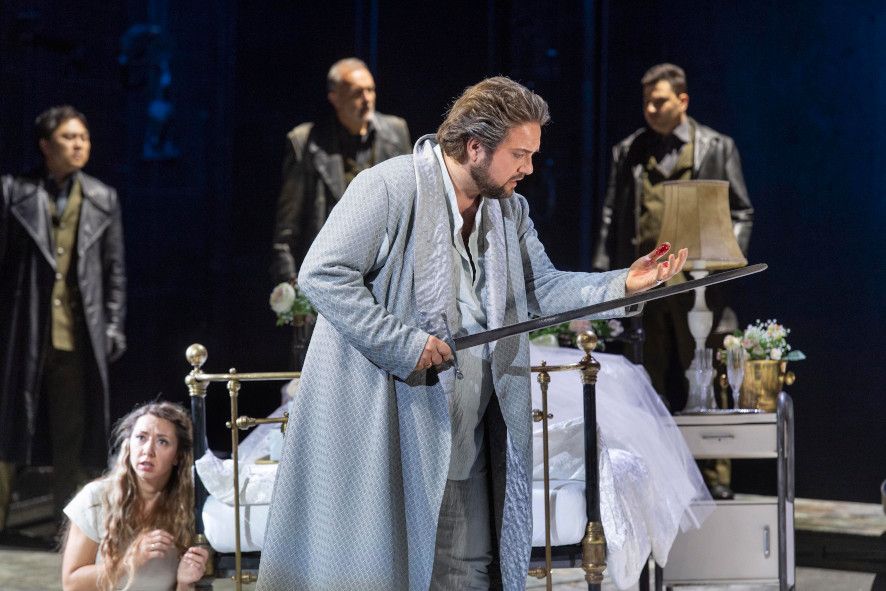 Theater Bonn / Lohengrin - hier : Anna Princeva als Elsa, Mirko Roschkowski als Lohengrin und Chor © Thilo Beu