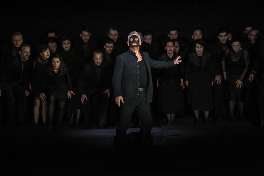 Deutsche Oper am Rhein / Otello - Zoran Todorovic (Otello) und der Chor der Deutschen Oper am Rhein © Hans Jörg Michel