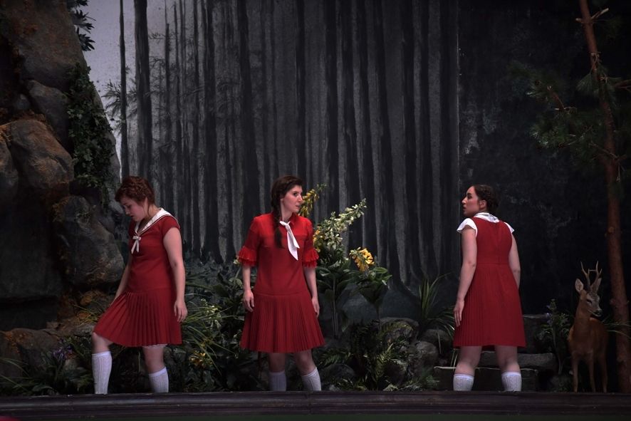 Oper Frankfurt / Rusalka - v.l.n.r. Kelsey Lauritano (3. Waldelfe), Florina Ilie (1. Waldelfe) und Julia Moorman (2. Waldelfe) © Barbara Aumüller