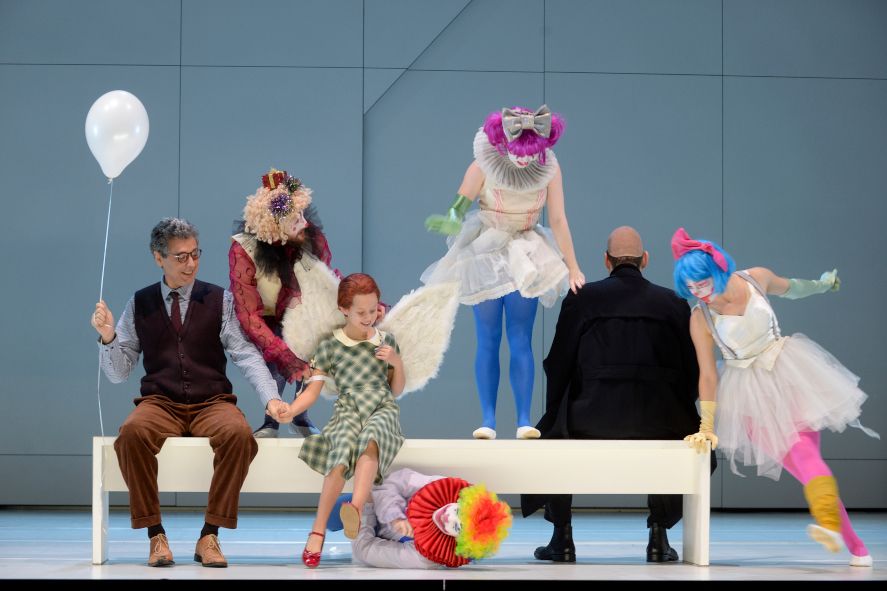 Oper Wuppertal / Luisa Miller - hier : Vater Miller, Luisa als Kind und Clowns des Lebens © Jens Grossmann
