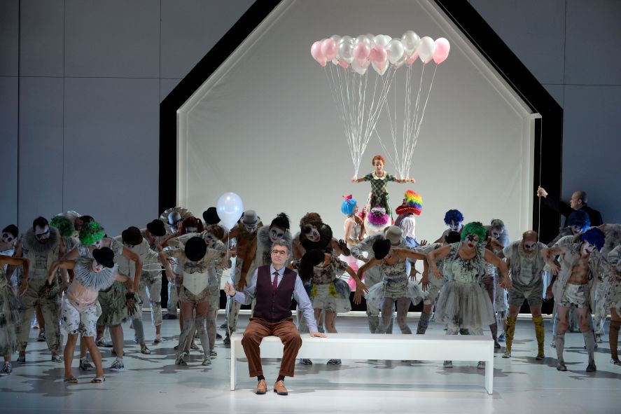 Oper Wuppertal / Luisa Miller - hier : Miller und Tragik abbildende Clowns © Jens Grossmann