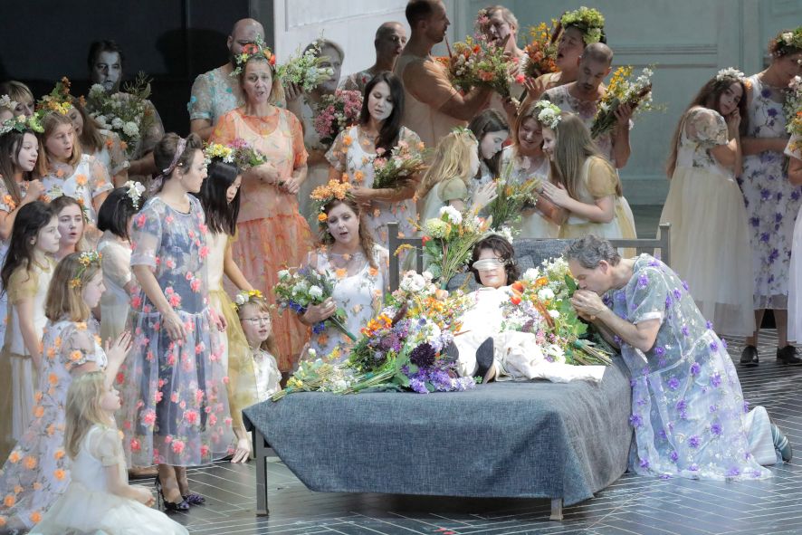 Bayerische Staatsoper / Otello - Giuseppe Verdi - hier : Gerald Finley als Jago und Anja Harteros als Desdemona  und Chor © Wilfried Hoesl