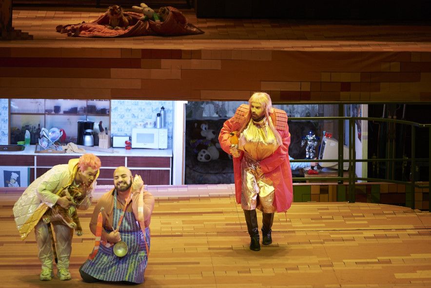 Staatsoper Stuttgart / Die Liebe zu drei Orangen - hier : Daniel Kluge (Truffaldino), Matthew Anchel (Die Köchin), Elmar Gilbertsson als Prinz © Matthias Baus