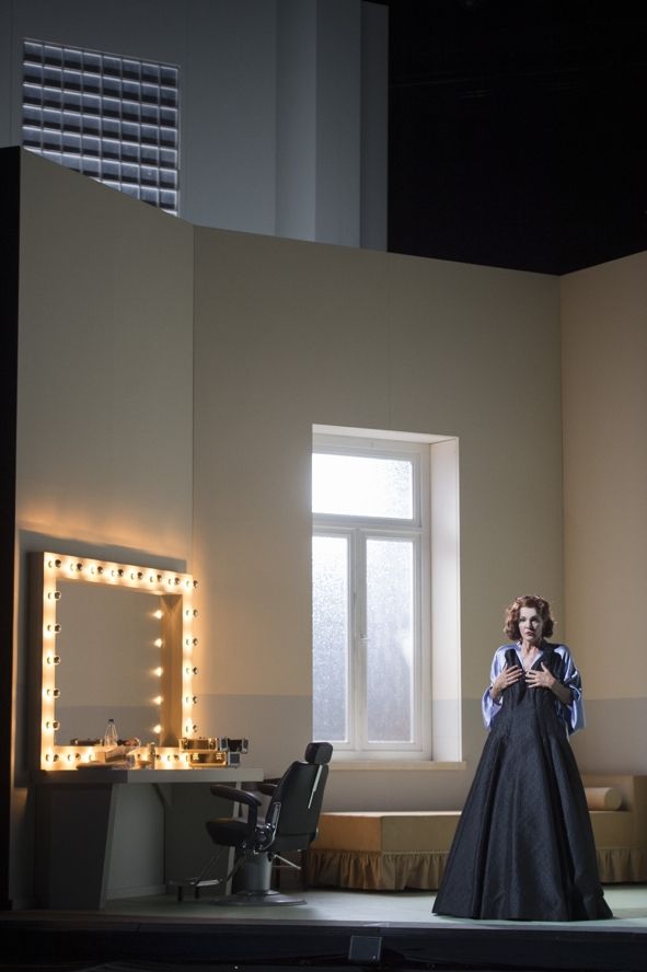 Oper Frankfurt / Die lustige witwe © Monika Rittershaus