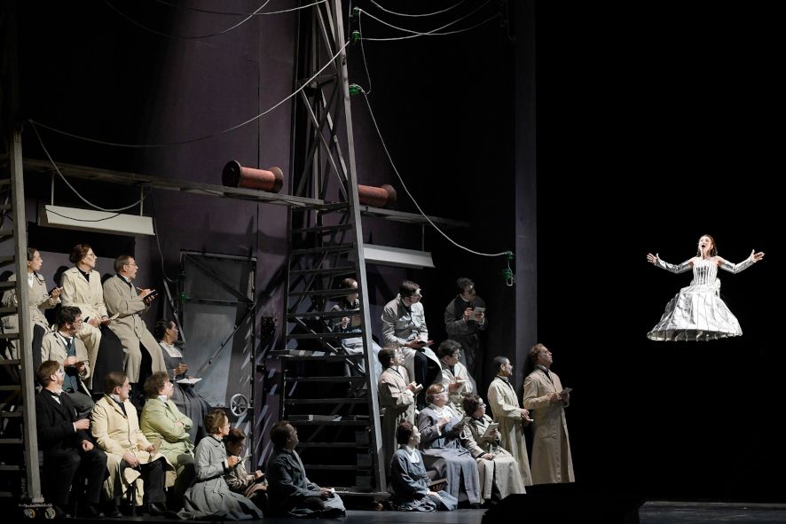 Deutsche Oper Berlin / Les Contes d´Hoffmann - hier : Cristina Pasaroiu als Olympia © Bettina Stoess