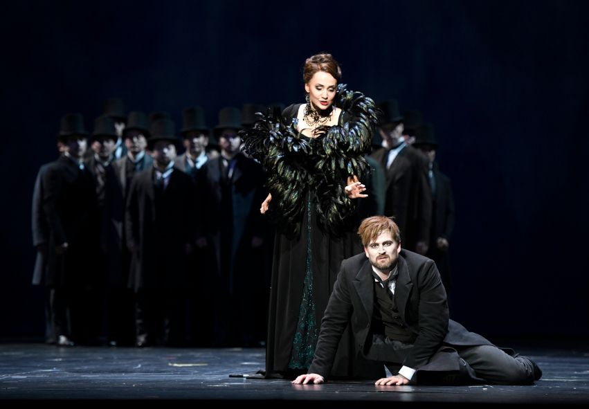  Deutsche Oper Berlin / Les Contes d´Hoffmann hier Daniel Johannson als Hoffmann und Cristina Pasaroiu als Muse © Bettina Stoess