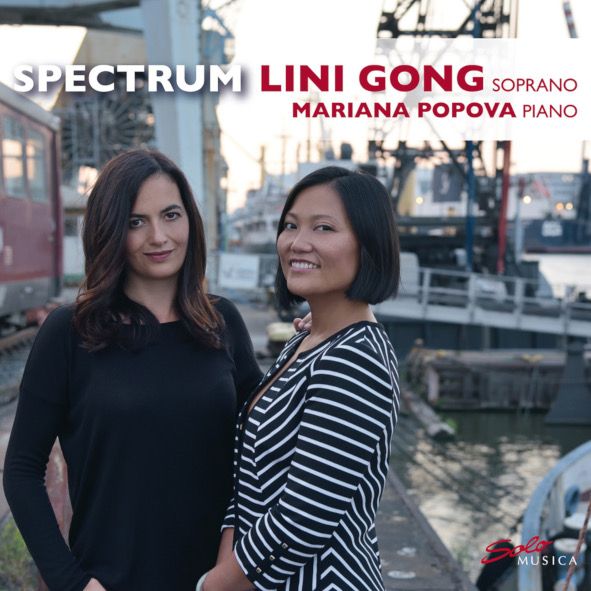 Lini Gong, Sopranistin und Pianistin Mariana Popova vor dem CD Cover Spectrum © Jörn Kipping