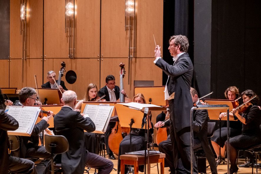 TfN Hildesheim / Florian Ziemen und die TfN Philharmonie  - hier :  beim Neujahrskonzert © Clemens Heidrich