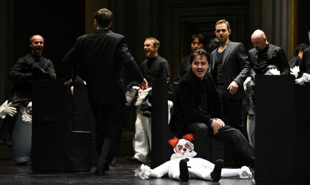 Hessisches Staatstheater / Rigoletto - hier : Ioan Hotea als Herzog von Matua, Frederic Mörth als Graf von Ceprano, Ensemble © Karl Monika Forster