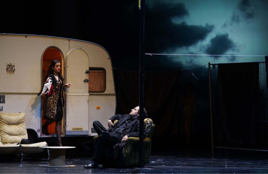 Hessisches Staatstheater / Rigoletto - hier : Ioan Hotea als Herzog von Mantua, Silvia Hauer als Maddalena, Ensemble © Karl Monika Forster