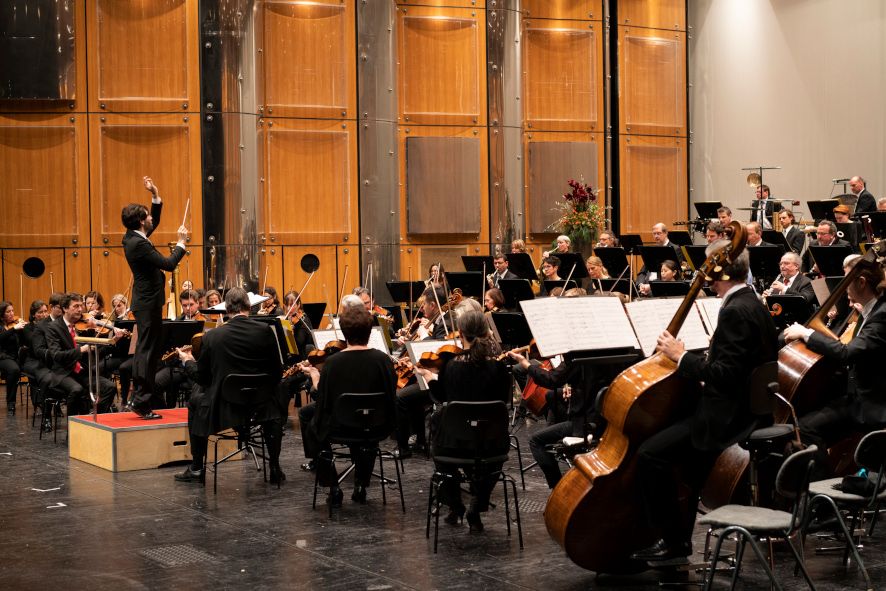 Staatstheater Darmstadt / GMD Daniel Cohen und Orchester © Nils Heck