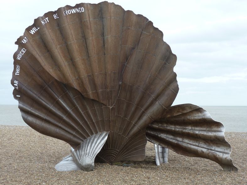 Benjamin Britten Gedenkmuschel am Strand seines Heimatortes © IOCO 