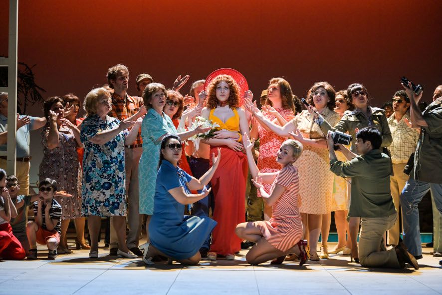 Theater Magdeburg / Otello - hier :  Desdemona laesst sich als Blumenkoenigin feiern © Nilz Boehme