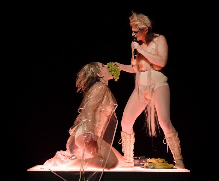 Staatstheater Stuttgart / Die sieben Todsünden - Seven heavenly sins - hier : Josephine Köhler und Peaches © Bernhard Weis