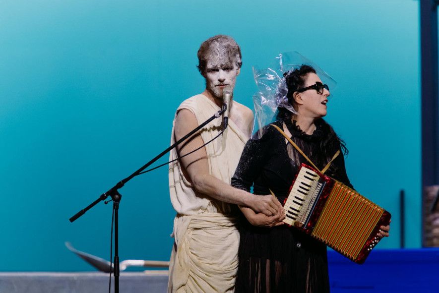 Opéra de Lyon / Dido und Aeneas - hier : Thorbjörn Björnsson als Jupiter und Erika Stucky als Hexe  © Blandine-Soulage