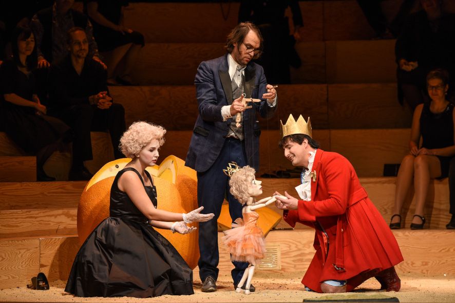 Nationaltheater Mannheim / Die Liebe zu den drei Orangen - hier :  Natalija Cantrak als Prinzessin Ninetta, Puppenspieler Michael Pietsch, Juraj Holly als Prinz © Hans Joerg Michel