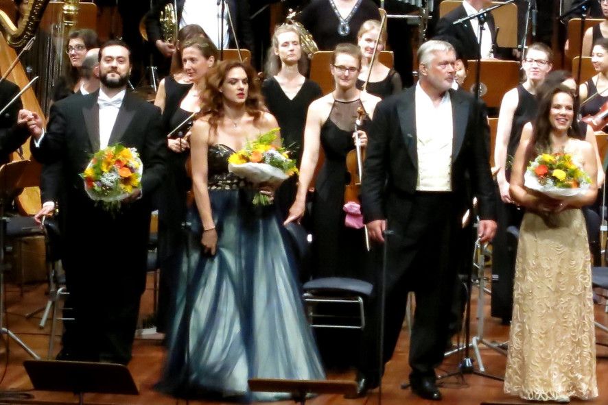 Theater Lübeck / Das Wunder der Heliane - hier : Applausfoto- vl Aris Argiris, Cornelia Ptassek, Zurab Zurabishvili, Katerina Hebelková © Patrik Klein