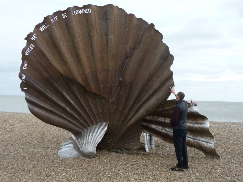  Benjamin Britton, die riesige Gedenkmuschel am Strand von Aldeburgh © IOCO