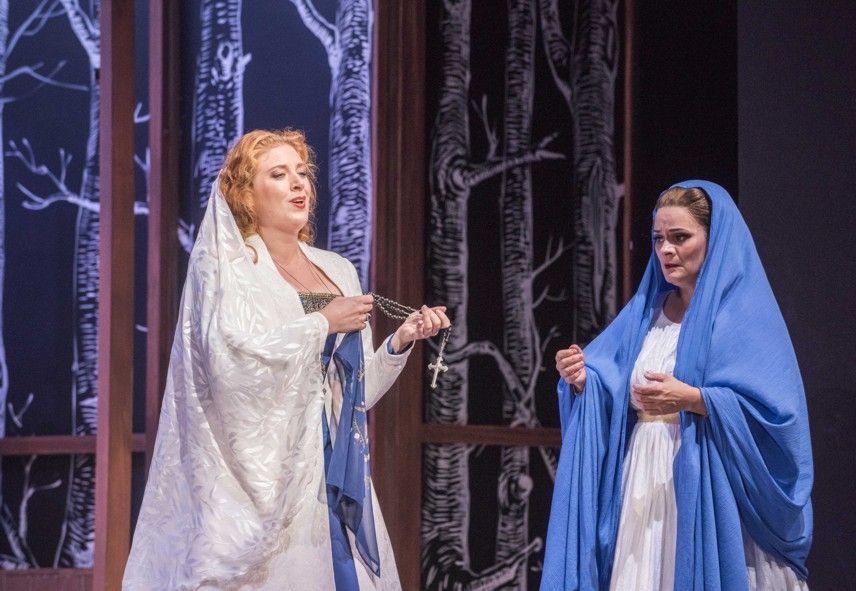 Theater Rudolstadt / Otello - v. li. Zinzi Frohwein (Desdemona), Anja Daniela Wagner (Emilia) © Roland Obst