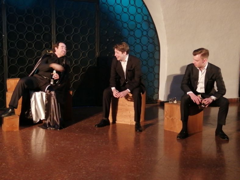 Oper in der Krypta Wien / Rigoletto - hier : Sergio Tallo-Torres (Duca) - Calon Danner (Borsa) - Christoper Michael Kelley (Marullo) © Marcus Haimerl