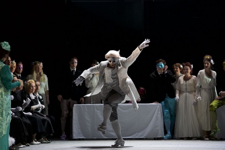 Staatstheater am Gärtnerplatz / DER JUNGE LORD - Probe - Brett Sprague (Lord Barrat), Ensemble, Chor des Staatstheaters am Gärtnerplatz © Christian POGO Zach