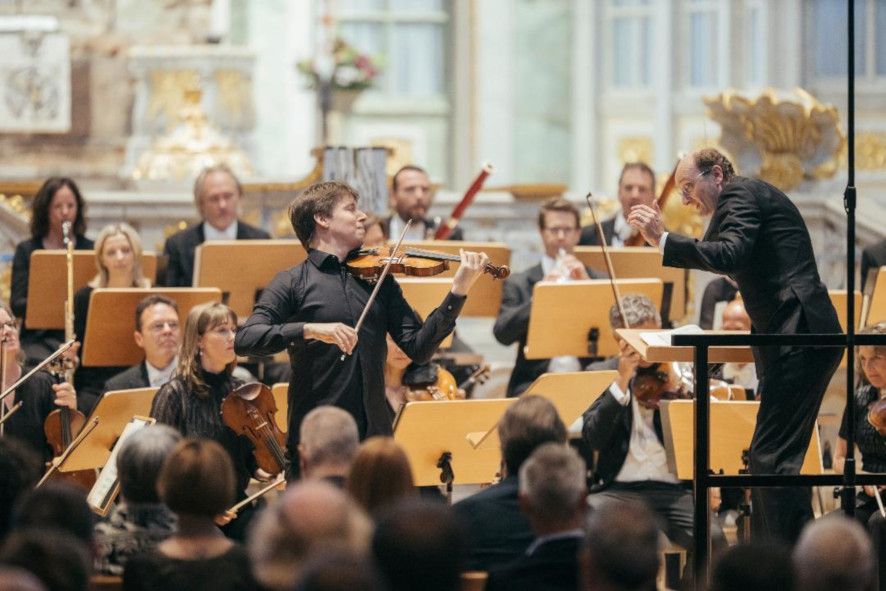 Glashütter Musik-Festspielpreis / Festkonzert - hier : Dirigent Andrew Manze, Geiger Joshua Bell und Orchester © Oliver Killig