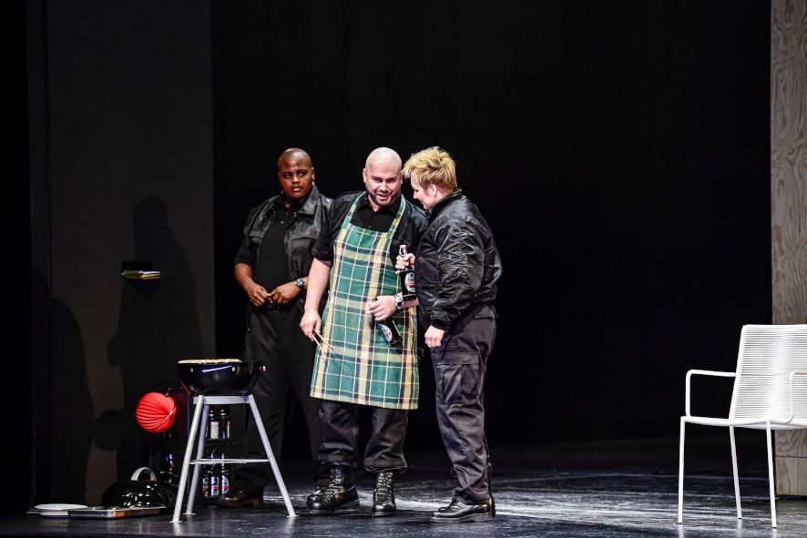 Theater Chemnitz / Fidelio - hier : Siyabonga Maqungo als Jaquino, Magnus Piontek als Rocco, Pauliina Linnosaari als Leonore © Nasser Hashemi